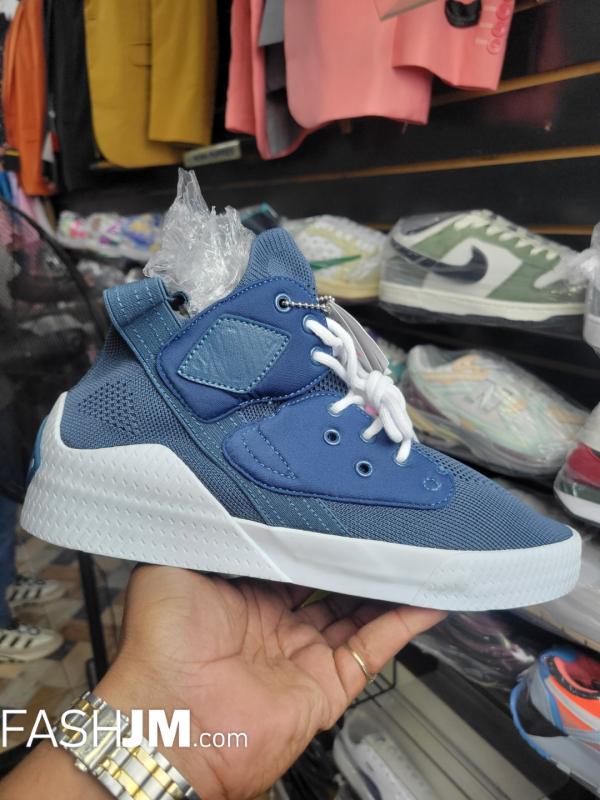  Sneakers image1